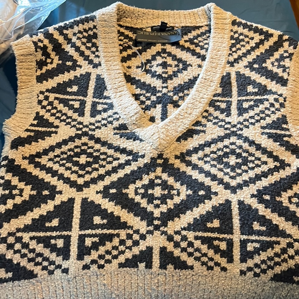 Banana Republic Sweater Vest. Size M/L. New with tags.
